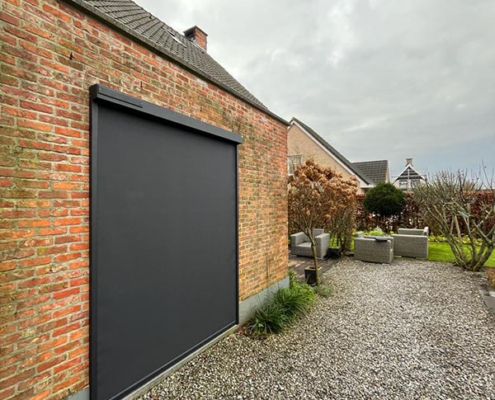 Deco Zonwering plaatst windvaste Somfy Solar screens voor een woning in Ophemert