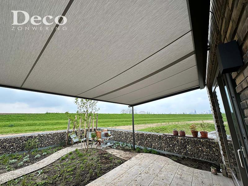 Terrasoverkapping Stobag Pergolino met Somfy automatisering, bestand tegen harde windvlagen.