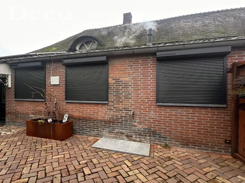 Deco Zonwering heeft onlangs bij deze woonboerderij in Berghem Somfy Solar rolluiken gemonteerd